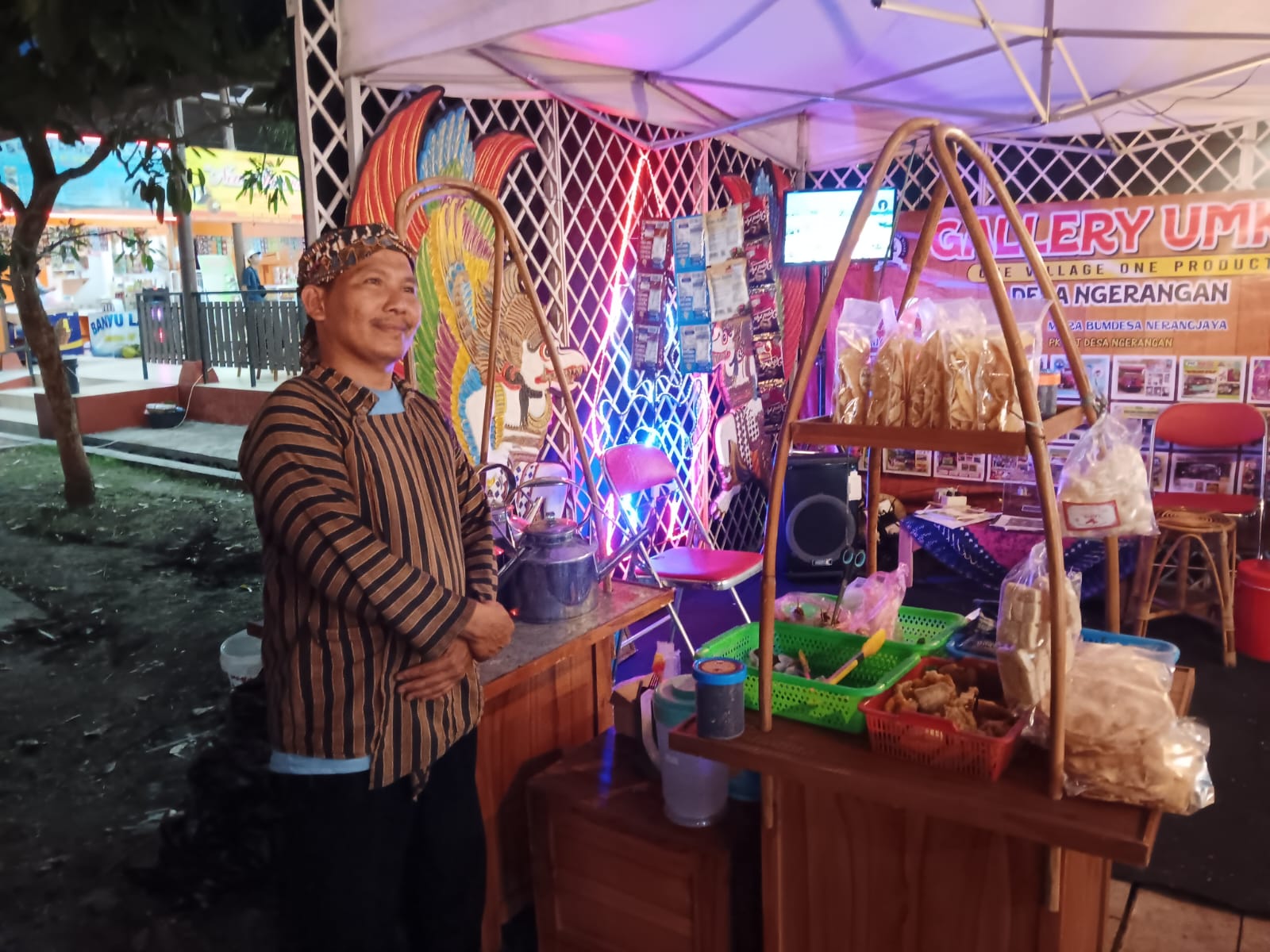 Ketua Pokdarwis Ngerangan Suwarna saat memperlihatkan gerobak angkringan khas Ngerangan, Bayat dalam Festival Desa Wisata di Krakitan, Bayat. (Angga Purenda/Radar Solo)
