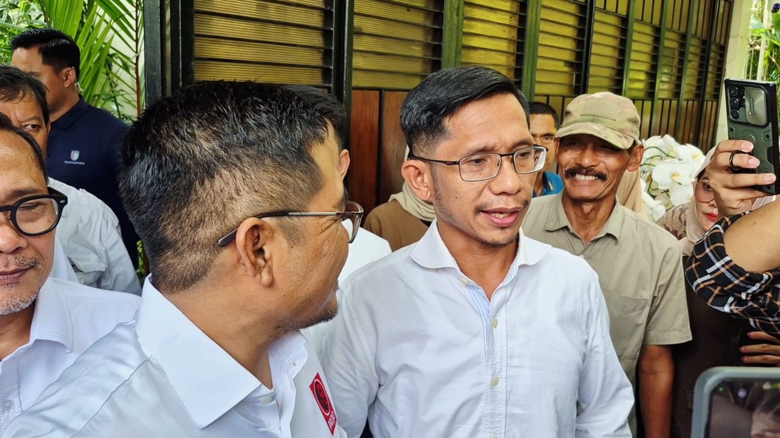 Wakil Ketua Umum Projo Freddy Damanik  beri keterangan ke awak media.