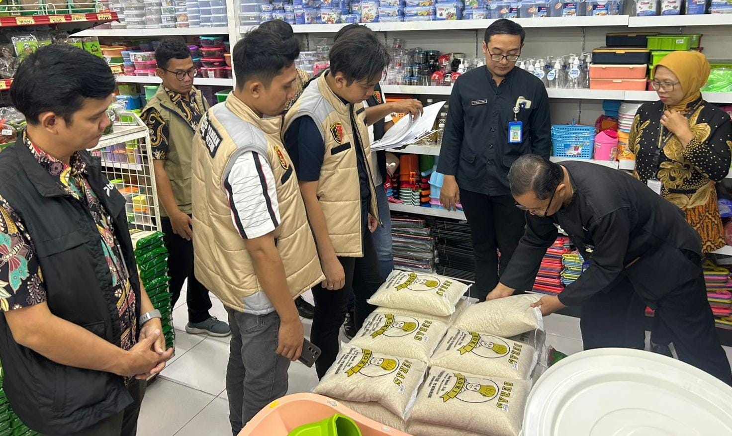Satgas Pengendalian Harga Beras Kabupaten Karanganyar bersama tim gabungan sidak harga dan ketersediaan stok beras di salah satu minimarket, Jumat (24/10/2025). (Rudi Hartono/Radar Solo)