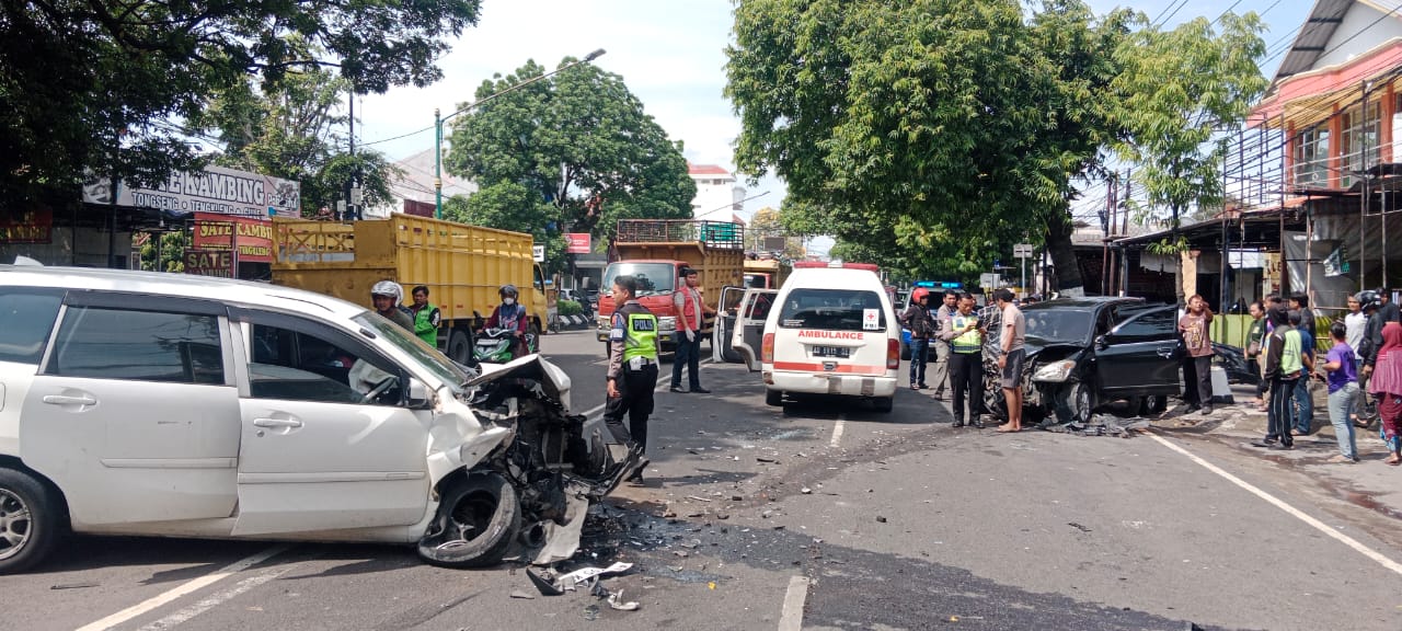 Kondisi dua mobil yang terlibat kecelakaan adu banteng di Jalan Sukowati, Sragen, Jumat (24/10/2025). (Ahmad Khairudin/Radar Solo)