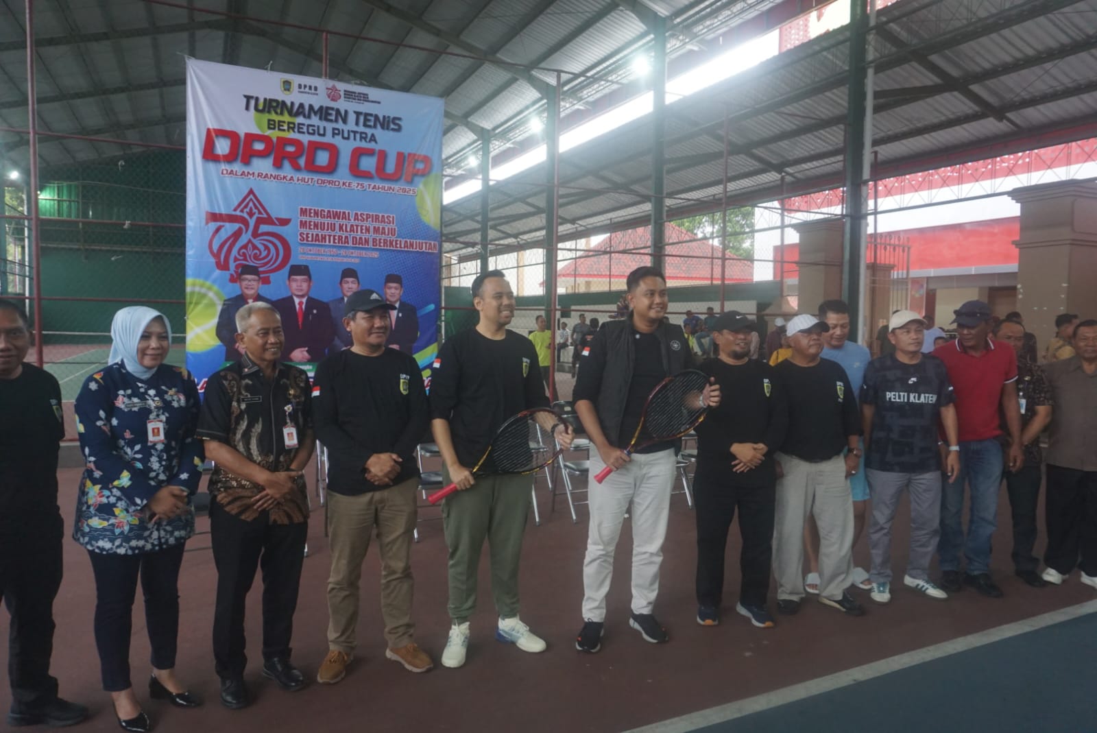 Bupati Klaten Hamenang Wajar Ismoyo, Wakil Bupati Klaten Benny Indra Ardhianto dan Ketua DPRD Klaten Edy Sasongko membuka turnamen tenis beregu putra di GOR Gelarsena Klaten.(Angga Purenda/Radar Solo)