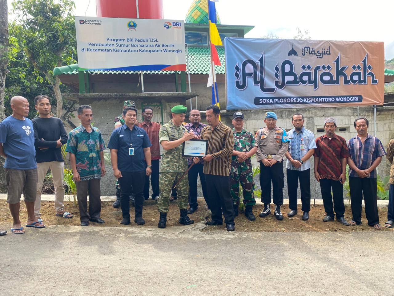 BRI Kantor Cabang Wonogiri dan Kodim 0728/Wonogiri menyerahkan bantuan sumur bor secara simbolis ke Desa Plosorejo Kecamatan Kismantoro Jumat (24/10/2025).