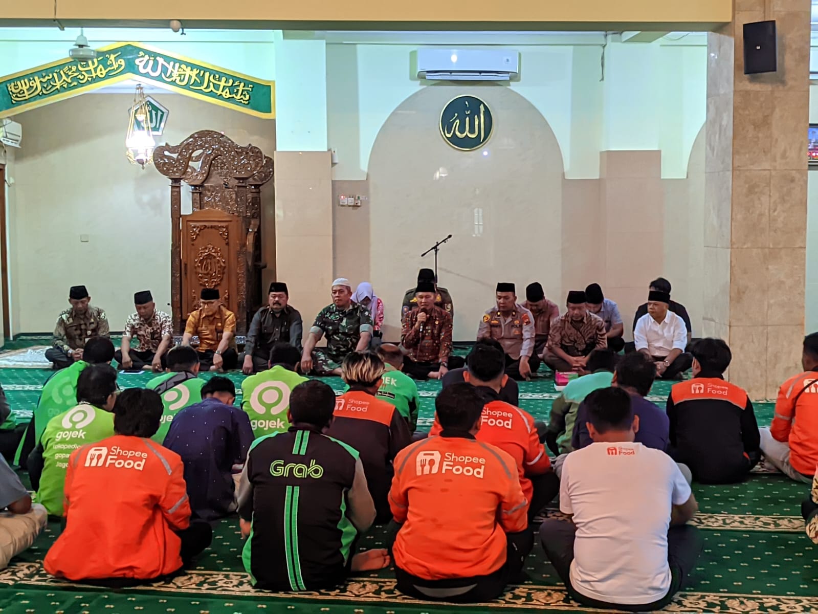 Doa bersama Forkompimda Wonogiri dengan driver ojol di Masjid Agung At Taqwa Wonogiri, Kamis (23/10/2025) sore.