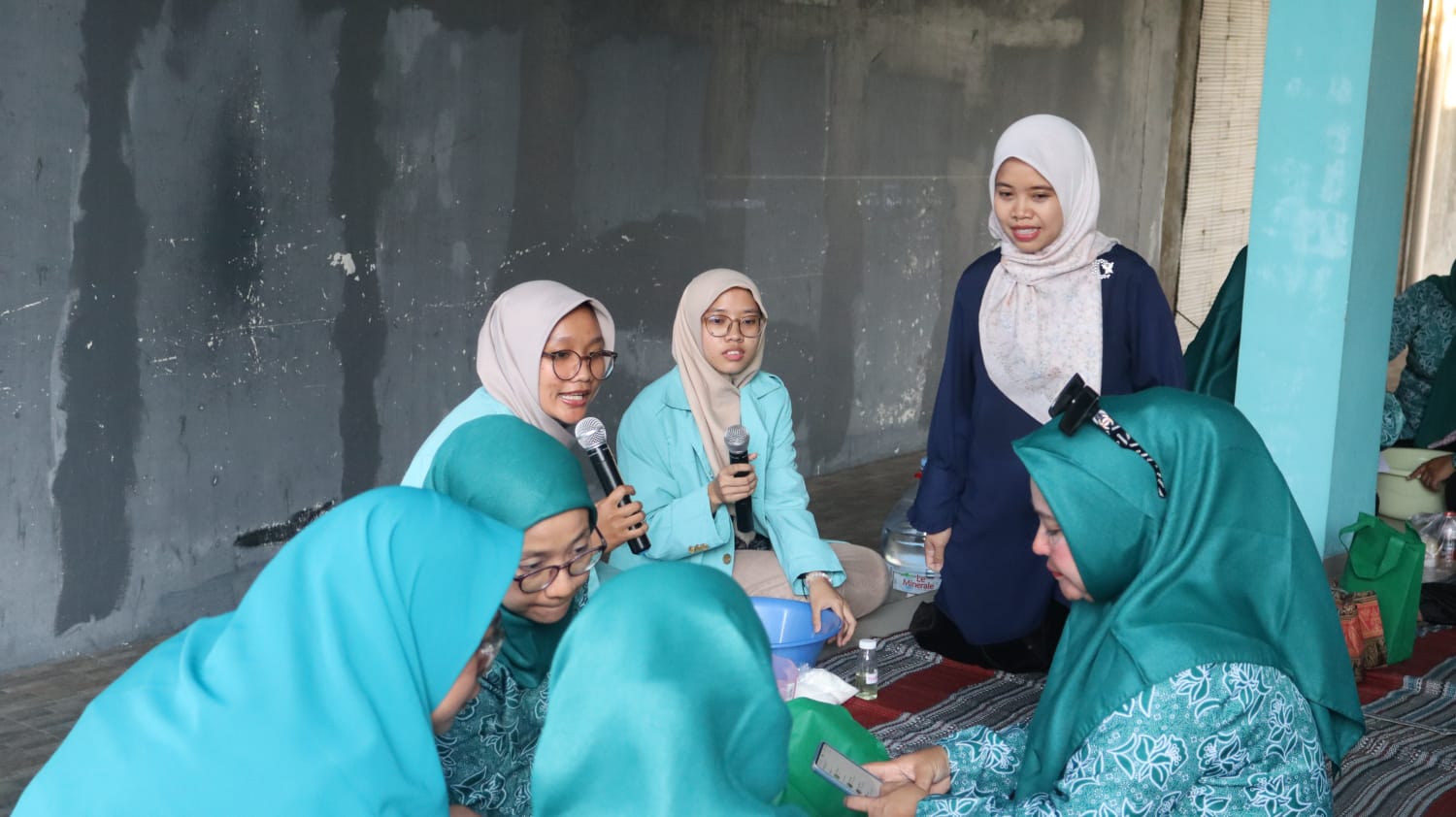 Kelompok pengabdian HGR Kimia Analitik dan Lingkungan, Fakultas MIPA UNS sosialisasi pembuatan detergen cair ramah lingkungan berbasis buah lerak ke ibu-ibu PKK Perum Pondok Baru Permai IV, Ngesrep.
