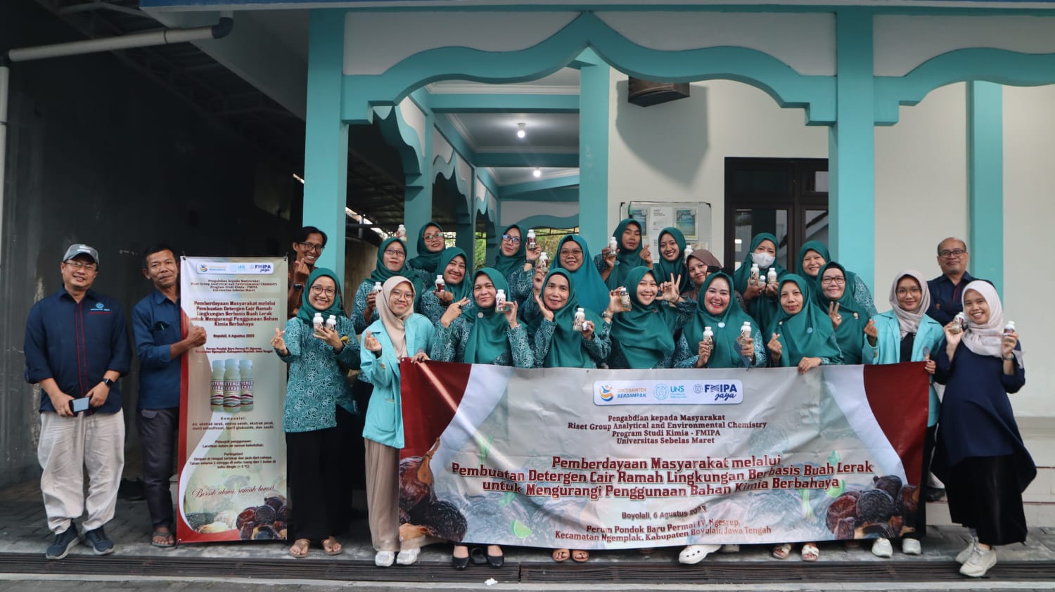 Kelompok pengabdian HGR Kimia Analitik dan Lingkungan, Fakultas MIPA UNS bersama ibu-ibu PKK Perum Pondok Baru Permai IV, Ngesrep menunjukkan detergen hasil produksi.