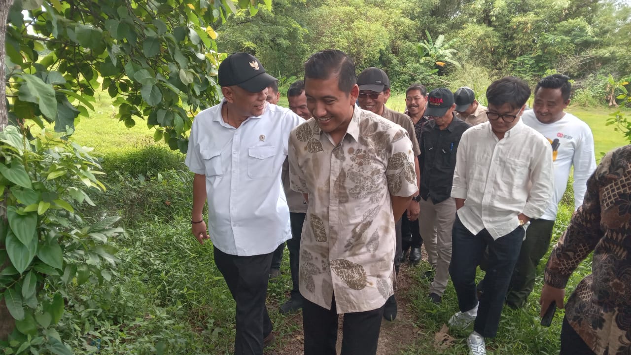Wakil Menteri Sosial RI Agus Jabo Priyono (kiri) dan Wabup Sukoharjo Eko Sapto (kanan) tinjau lokasi Sekolah Rakyat, Sabtu (25/10/2025).