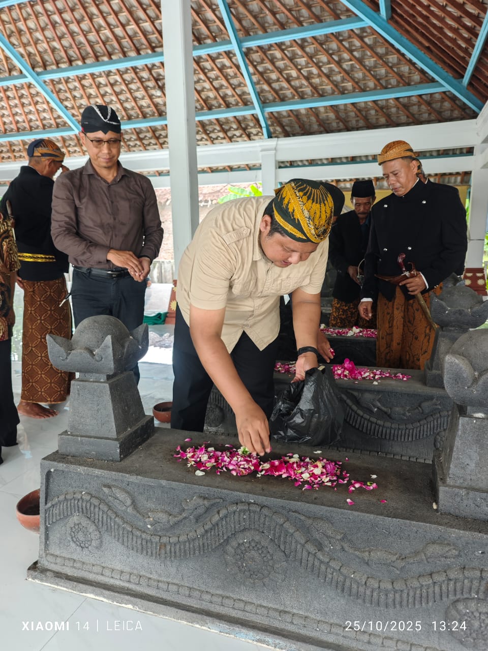 Plt Kadisdikbud Sukoharjo Havid Danang Purnomo tabur bunga di makam tokoh setempat KGPH Suryobroto atau yang lebih dikenal masyarakat sebagai Kyai Langsur.