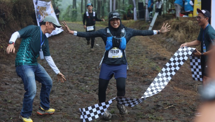 Salah satu peserta UB Forest Trail Run saat menuntaskan lari hingga finish.