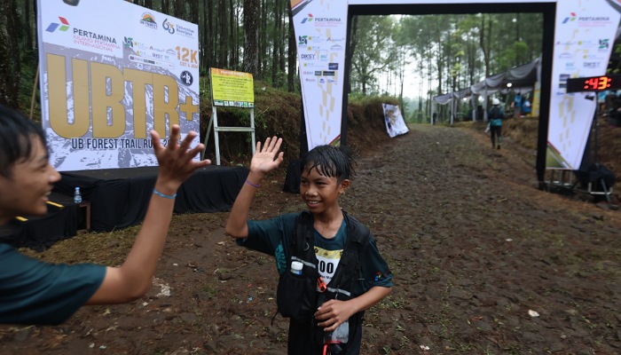 Rayyan, 12, berhasil menaklukkan medan terjal dan licin di UB Forest Trail Run.