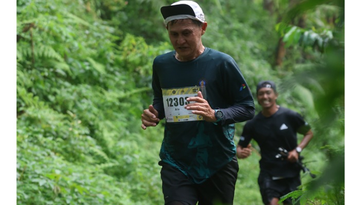 Perjuangan peserta UB Forest Trail Run melibas trek pegunungan.