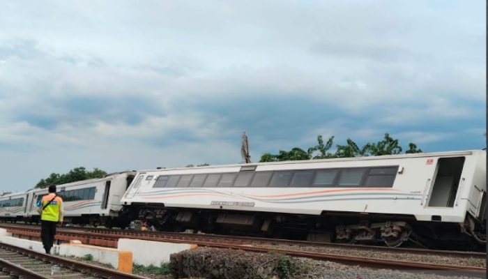 KA Purwojaya relasi Gambir-Kroya yang anjlok di Bekasi.