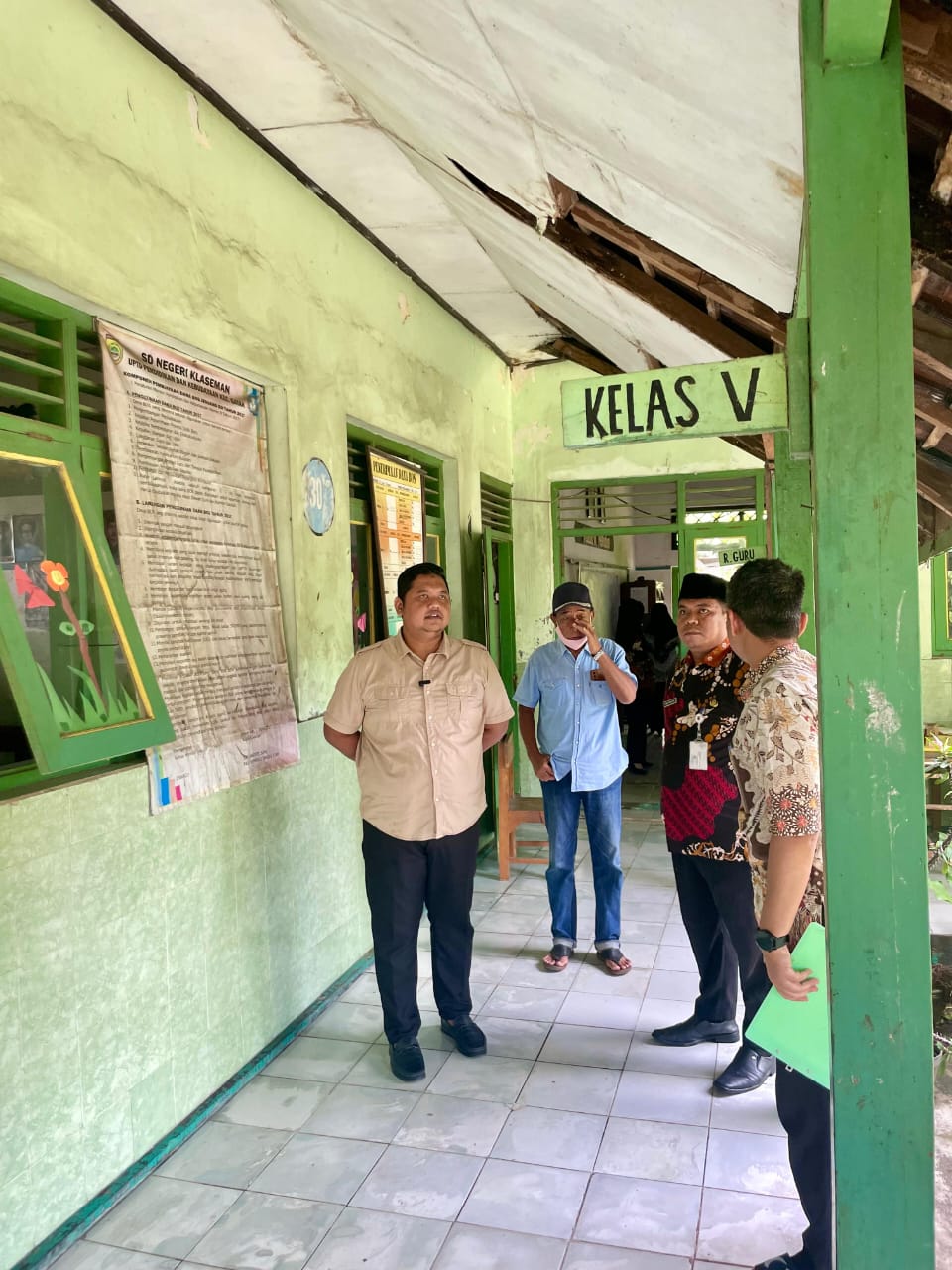 Plt Kepala Disdikbud Sukoharjo, Havid Danang Purnomo Widodo, melakukan sidak ke SD Negeri Klaseman, Kecamatan Gatak, satu-satunya sekolah dasar negeri di Desa Klaseman.