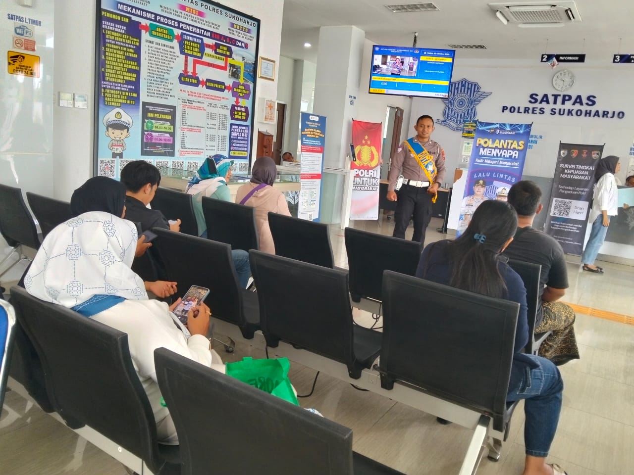 Satlantas Polres Sukoharjo gelar program "Polantas Menyapa". Edukasi tertib lalin & mekanisme SIM.