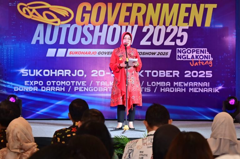 Bupati Sukoharjo, Etik Suryani, membuka secara resmi acara Government Auto Show (GAS) 2025 di The Park Mall Solo Baru, Jumat (24/10).