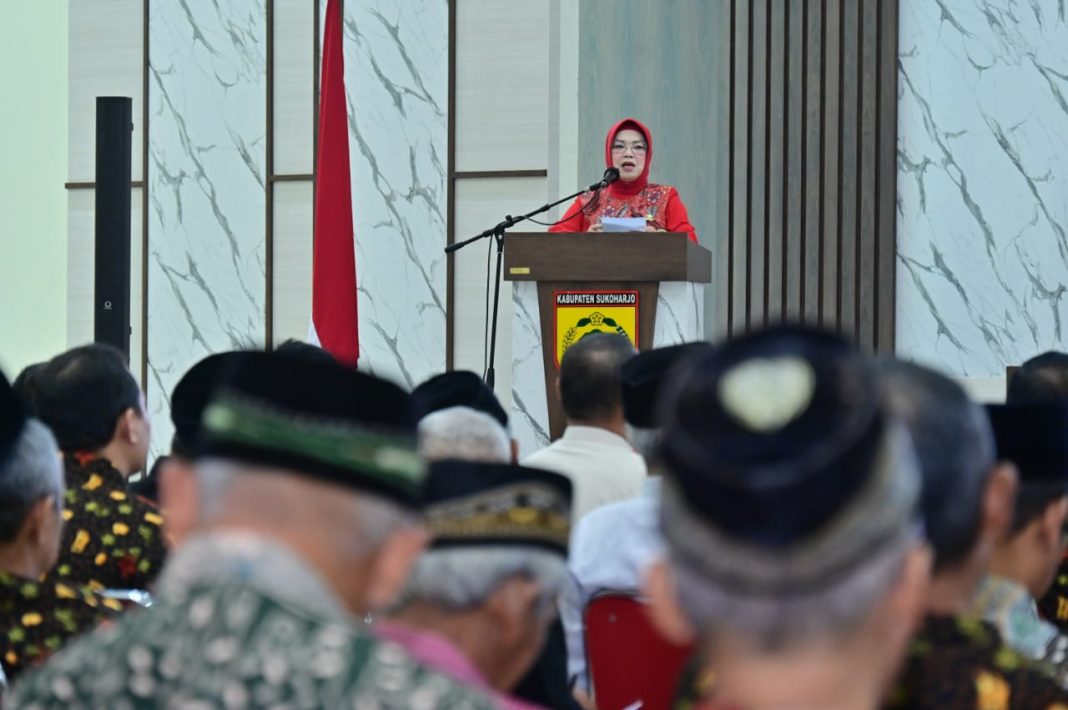 Bupati Etik Suryani luncurkan Bantuan Biaya Umrah Takmir Masjid.