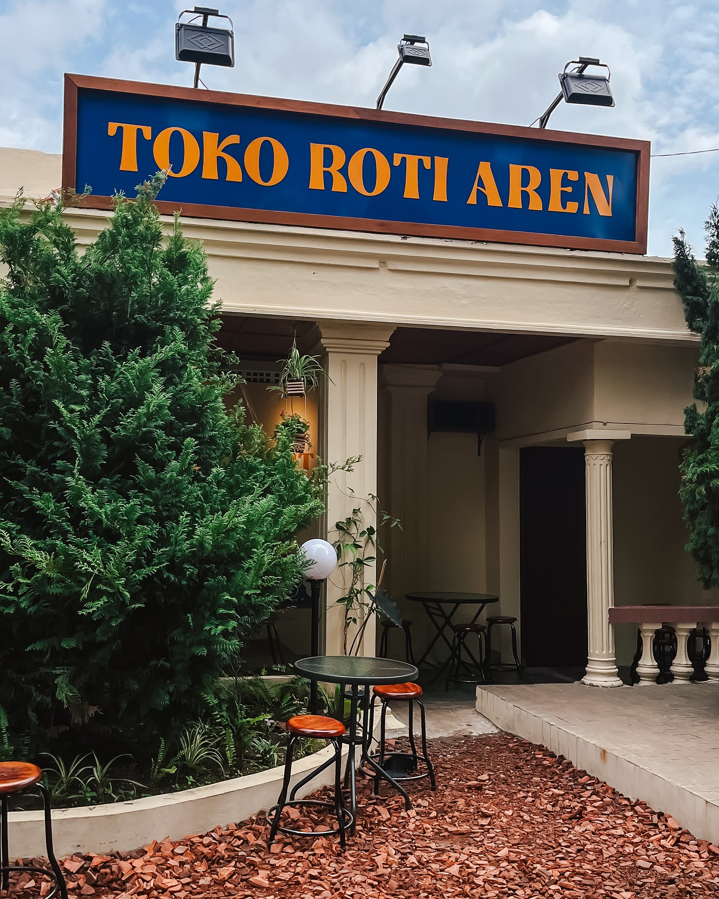 Roti Aren Penumping hadir di Solo dengan konsep kopitiam modern, roti super lembut, dan suasana hangout yang estetik.