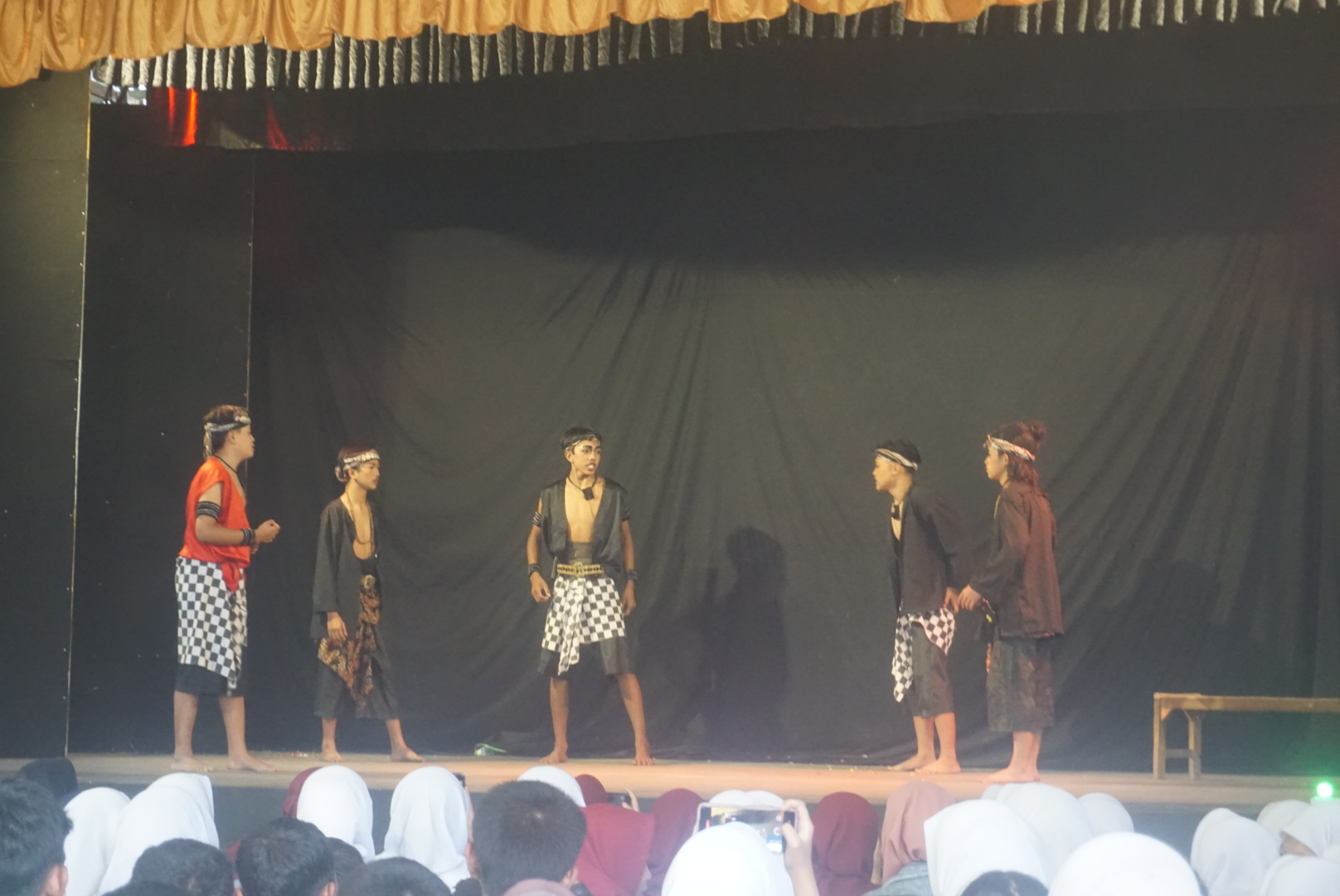 Salah satu peserta Festival Ketoprak Pelajar di Djogan Seni, Desa Sumberejo, Klaten Selatan, Sabtu (25/10/2025). (Angga Purenda/Radar Solo)