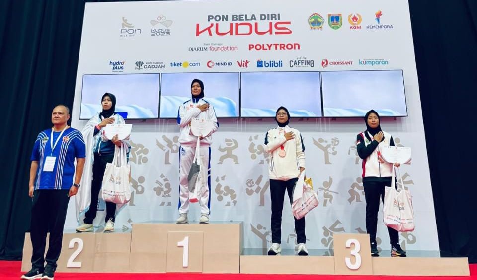 UNJUK GIGI: Kirana Tyas Safira meraih emas di ajang PON Bela Diri 2025 di Kudus.