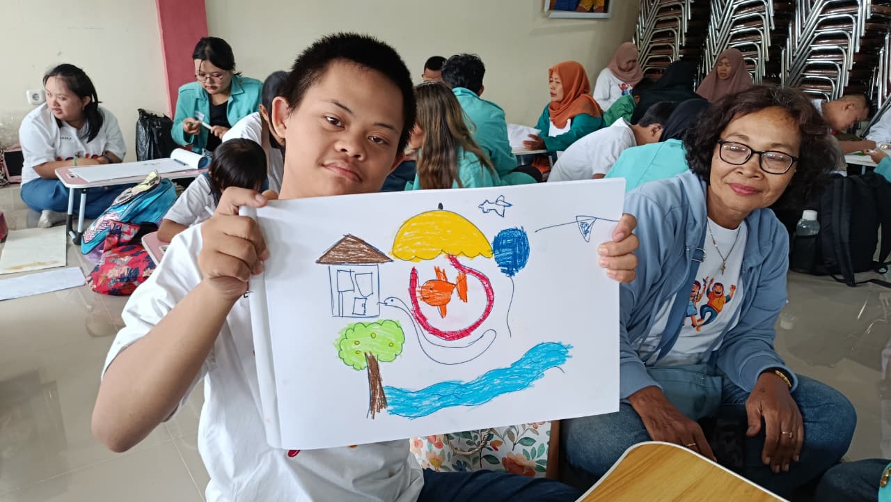 El Dio menunjukkan hasil karyanya didampingi oleh orang tua dan mahasiswa UNS.