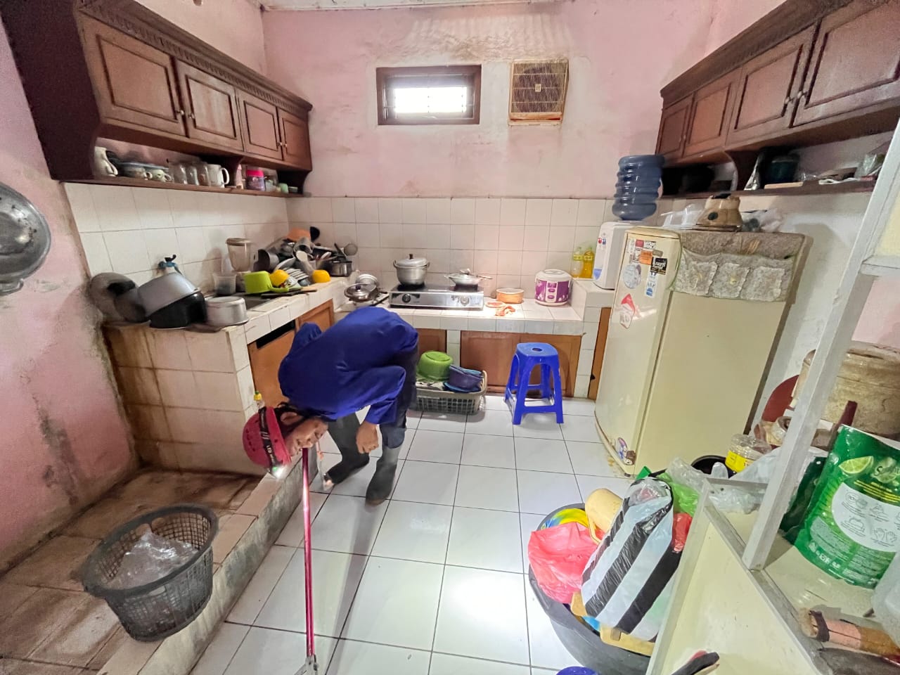 Tim Satpol PP dan Damkar Sukoharjo mengevakuasi ular yang masuk ke rumah warga Kelurahah Joho, Kecamatan Sukoharjo, Minggu (26/10).