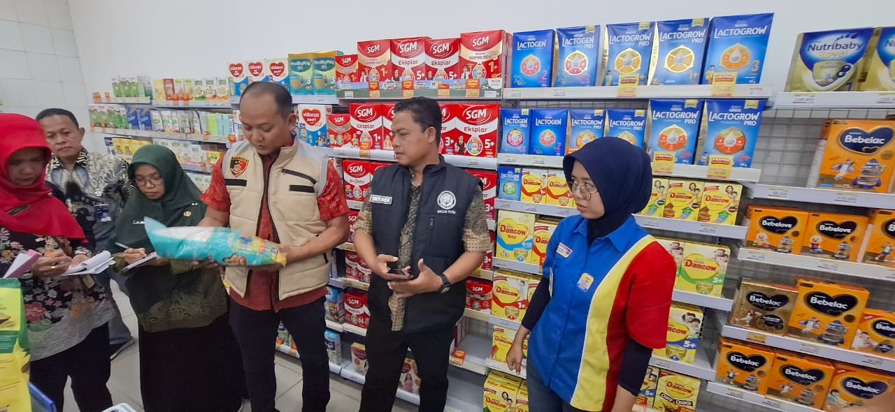 Tim gabungan Polres Sragen dan satgas pengendalian harga beras mengecek penjualan beras di salah satu mini market, Jumat (24/10/2025). (Ahmad Khairudin/Radar Solo)