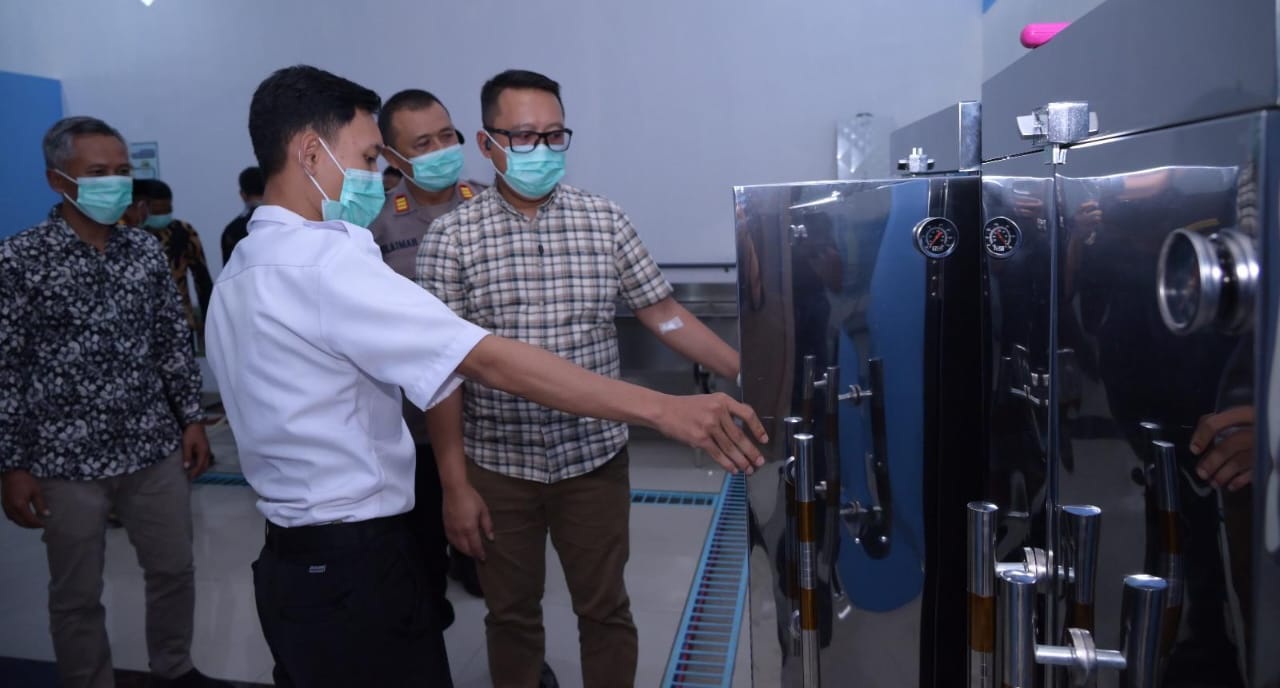 Wakil Bupati Karanganyar Adhe Eliana (kanan) mengecek peralatan dapur SPPG Kwangsan Jumapolo 002 di sela peresmian, Sabtu (26/10/2025). (Rudi Hartono/Radar Solo)