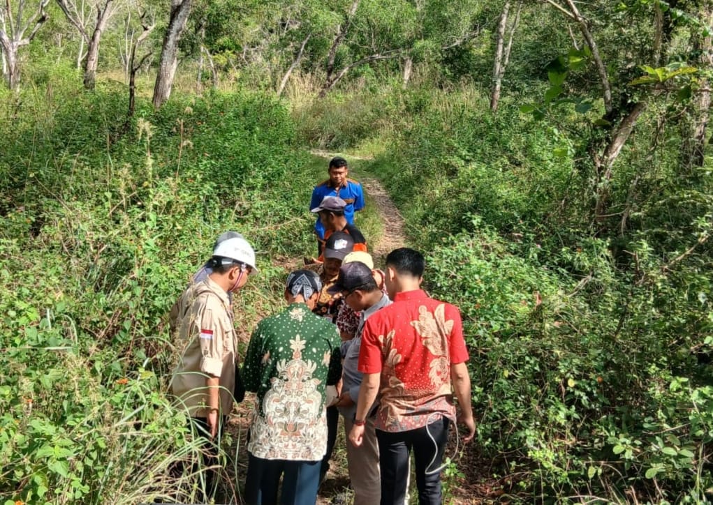 Tim rekanan dari Kementerian PU yang melakukan pengecekan di Selomoyo, Desa Selomarto, Kecamatan Giriwoyo beberapa waktu lalu.