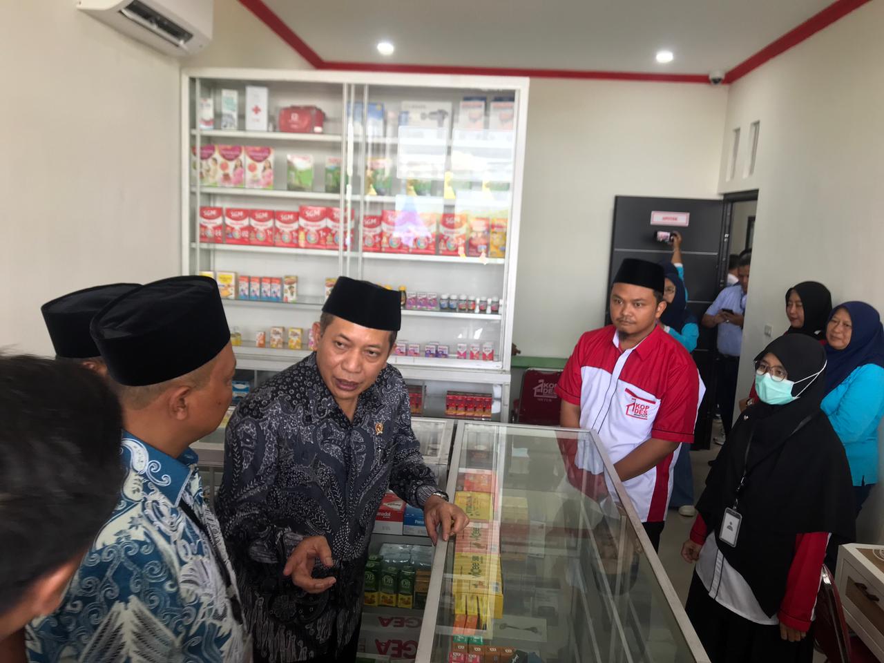 Menteri Koperasi Ferry Joko Juliantono resmikan KDMP Metuk di Kecamatan Mojosongo, Boyolali, Minggu (26/10/2025).