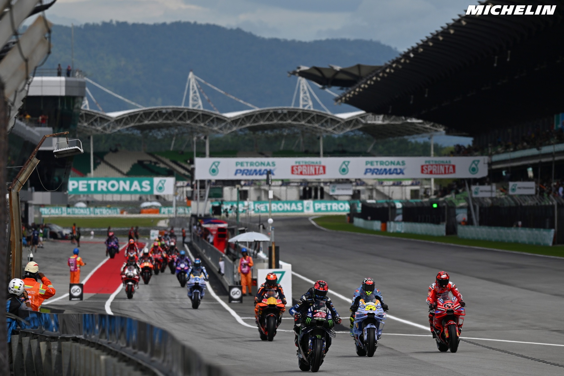 Francesco Bagnaia start dari pole position di MotoGP Malaysia 2025. Simak jadwal balapan dan link live streaming resminya di sini.