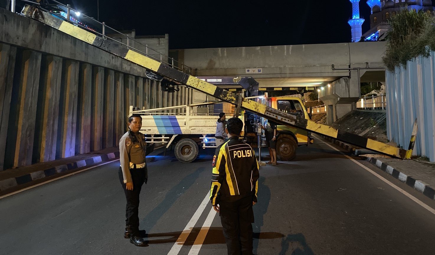 Besi portal di Viaduk Gilingan Solo ambruk setelah ditabrak truk, Minggu (26/10/2025) dini hari.
