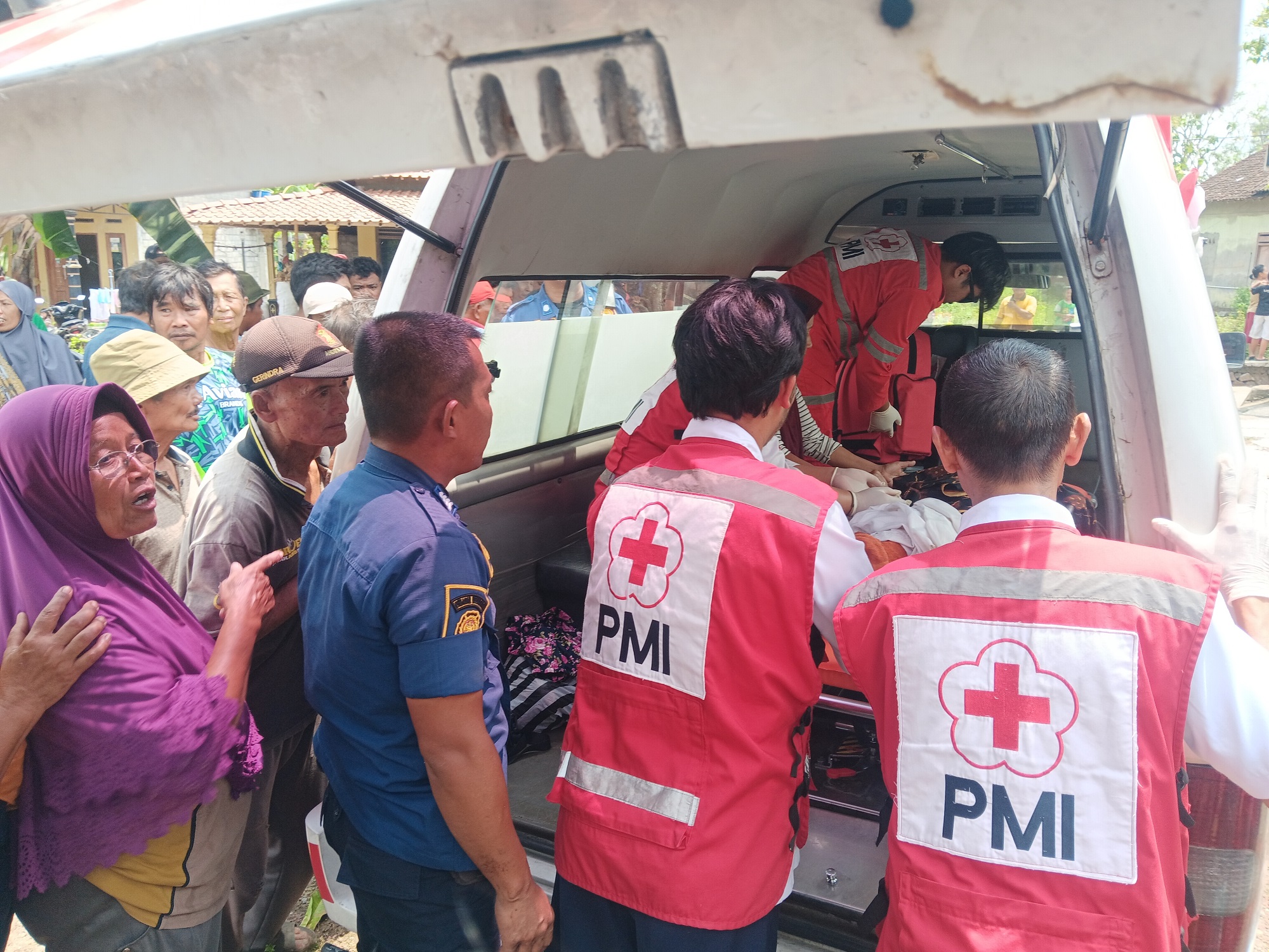 Mbah Sali saat mendapatkan pertolongan pertama dari PMI Klaten. (Angga Purenda/Radar Solo)