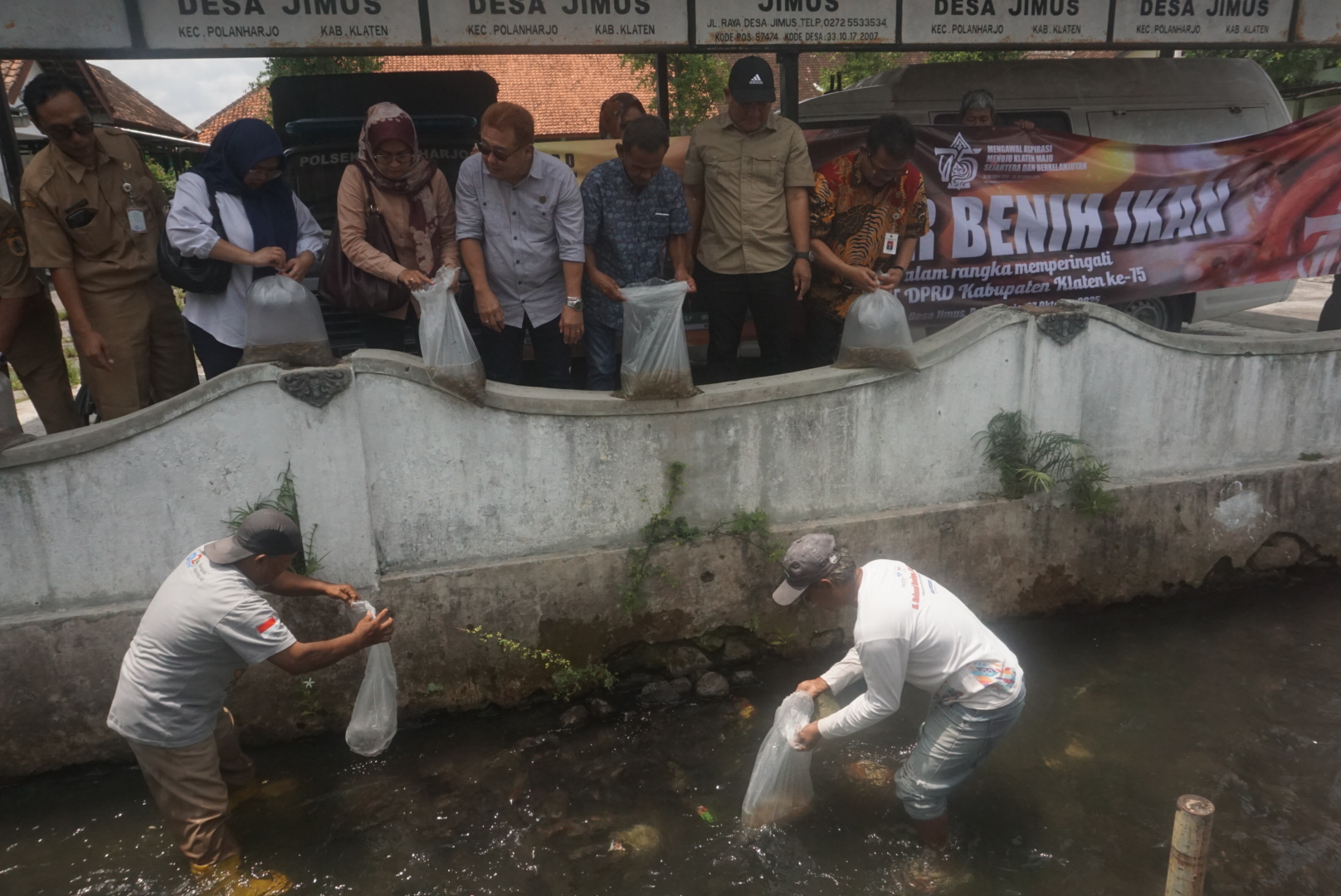 Pimpinan dan anggota DPRD Klaten saat melakukan tebar 50 ribu ekor benih ikan nila di Desa Jimus, Kecamatan Polanharjo, Senin (27/10/2025). (Angga Purenda/Radar Solo)