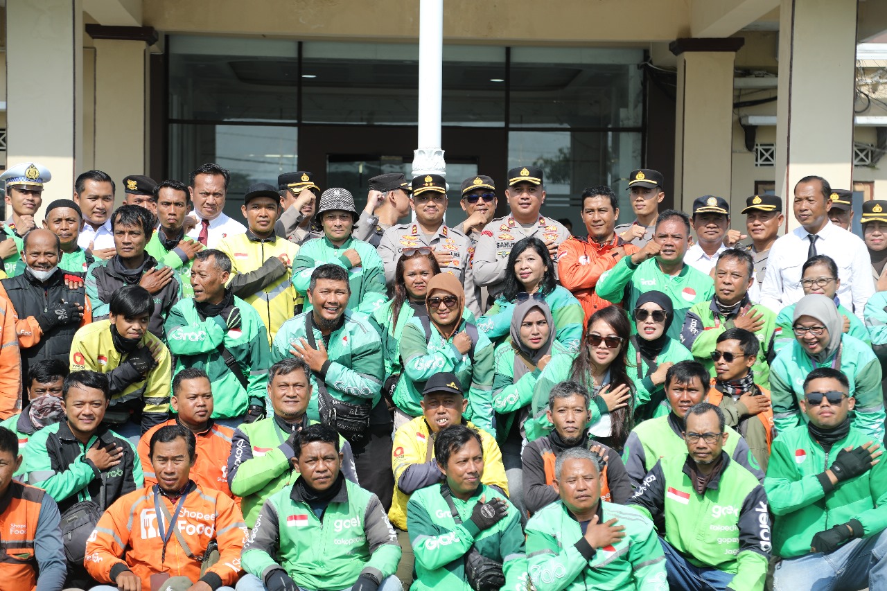 Apel Keamanan dan Ketertiban Masyarakat (Kamtibmas) bersama komunitas ojek online di halaman Mapolres Klaten, Senin (27/10/2025). (Angga Purenda/Radar Solo)