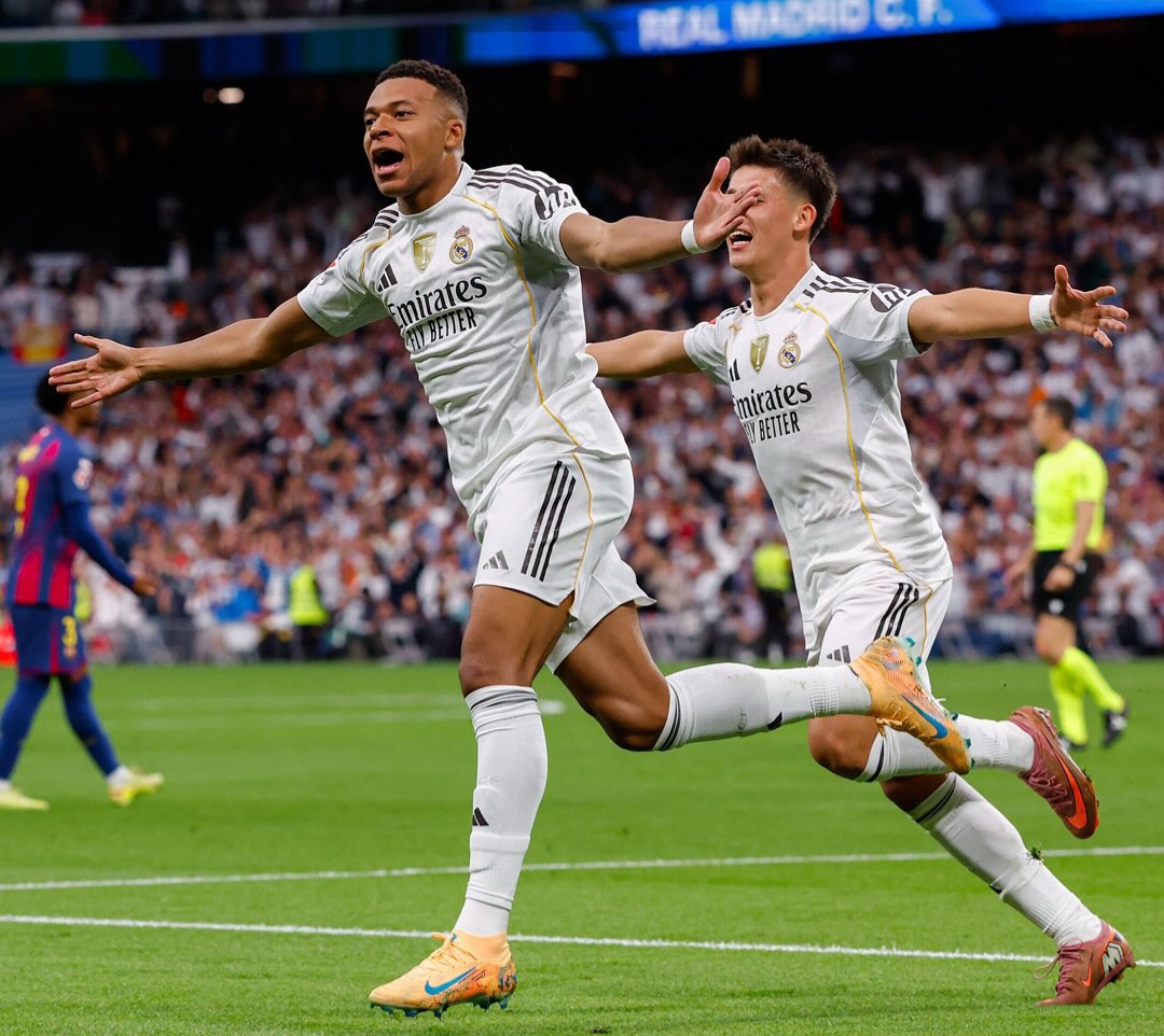 Kylian Mbapp&eacute; merayakan golnya untuk Real Madrid saat melawan Barcelona.