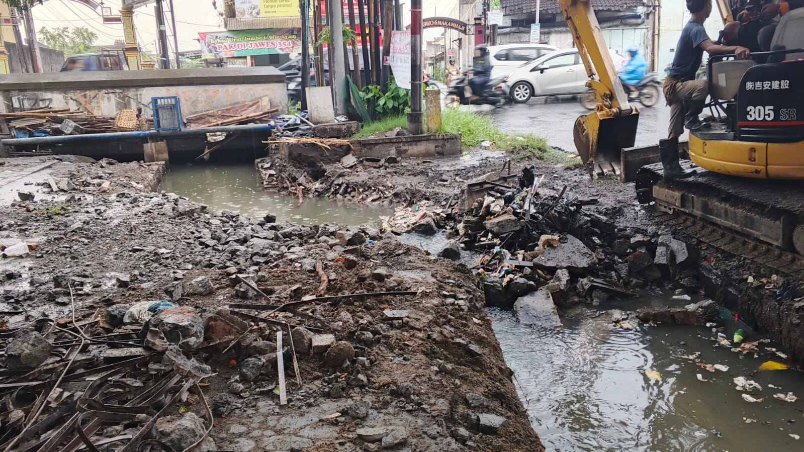 Alat berat diterjunkan untuk mengeruk sedimentasi dan sampah yang menyumbat saluran irigasi di Desa Gentan, Kecamatan Baki, Senin (27/10).