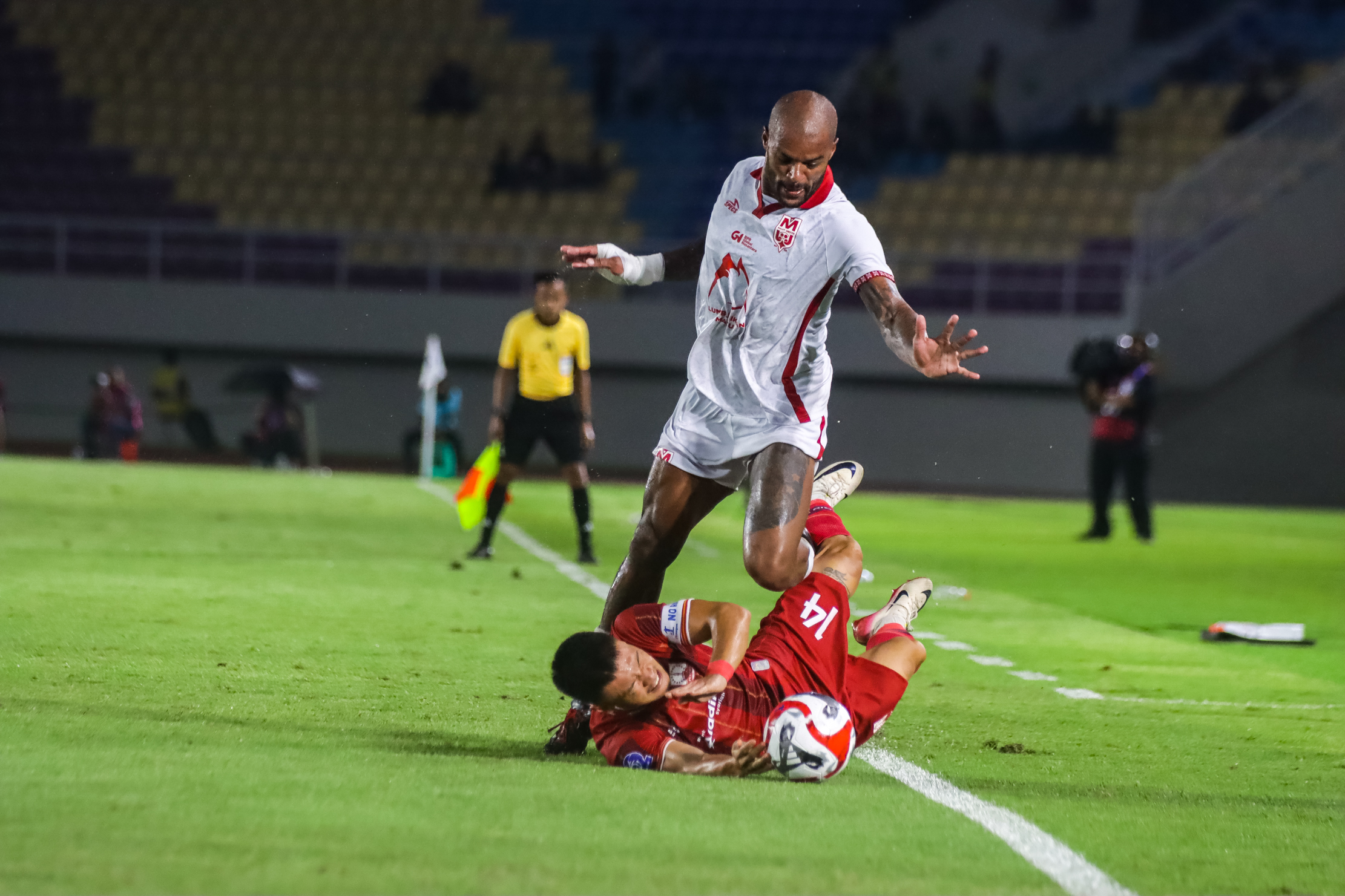 BERJIBAKU: Gelandang Persis Solo Sho Yamamoto saat melawan Malut United di Stadion Manahan, belum lama ini.