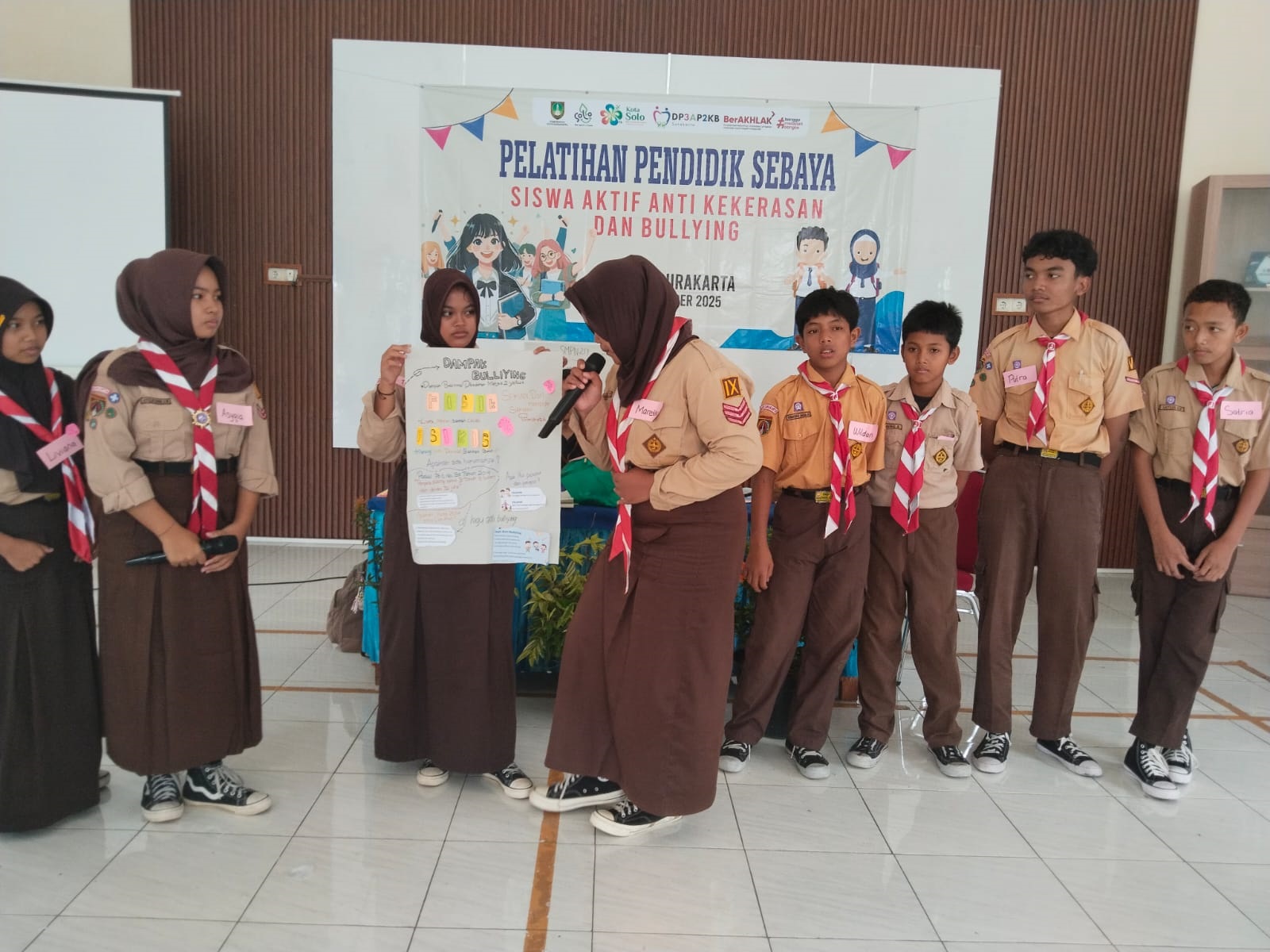 Ilustrasi pendidik sebaya sosialisasi tentang pencegahan bullying di lingkungan sekolah.