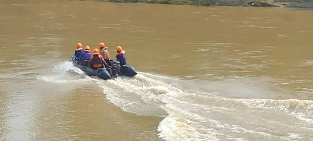 Tim SAR melakukan pencarian pemuda yang terjun ke Sungai Bengawan Solo di Jenar, Sragen, Senin (27/10/2025). (Ahmad Khairudin/Radar Solo)