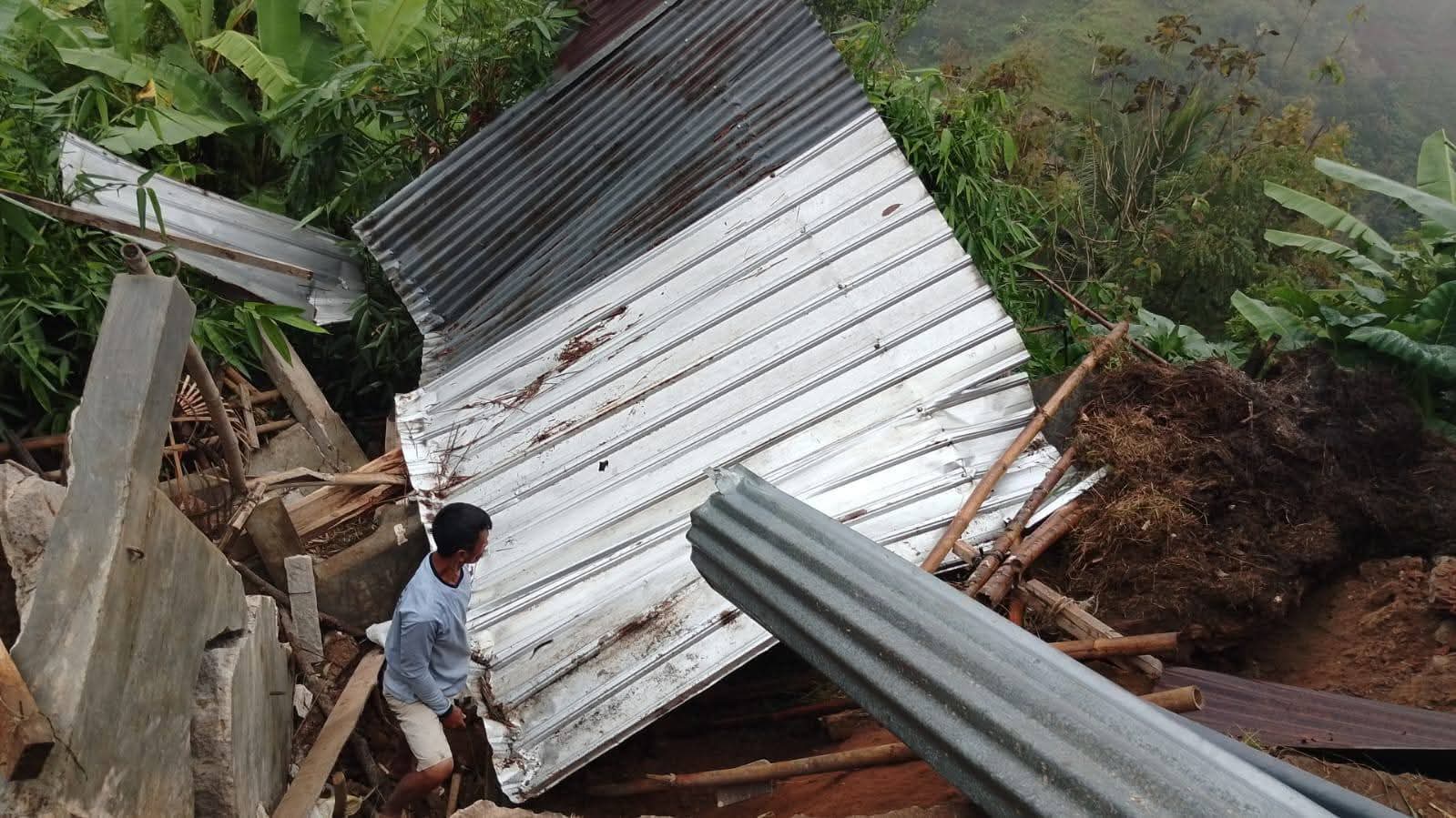Rumah terdampak longsor di Desa Wonokeling, Kecamatan Jatiyoso, Karanganyar, Minggu (26/10/2025) petang. (Rudi Hartono/Radar Solo)