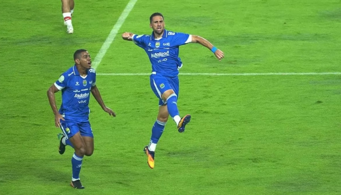 Pemain Persib Bandung Luciano Guaychocea (kanan) melakukan selebrasi usai membobol gawang Persis Solo.