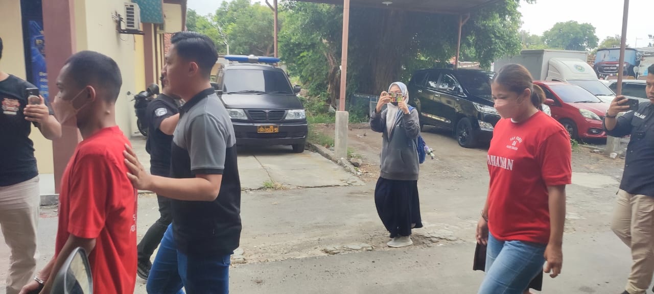 Wanita berinisial TS (kanan) saat digiring ke Mapolres Sragen usai tertangkap basah selundupkan sabu ke Lapas Sragen, Kamis (23/10/2025). (Ahmad Khairudin/Radar Solo)