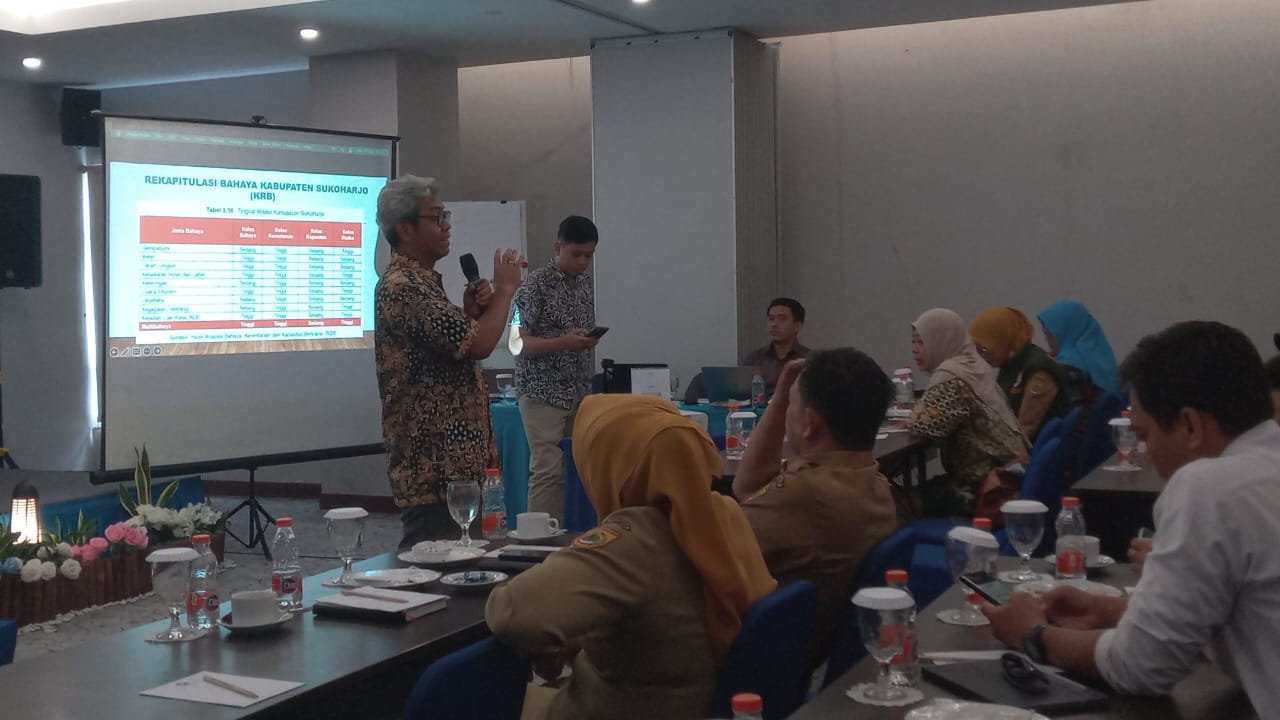 Penyusunan Review Dokumen Rencana Penanggulangan Bencana yang digelar BPBD Sukohajo bersama berbagai unsur OPD, Senin (27/10).
