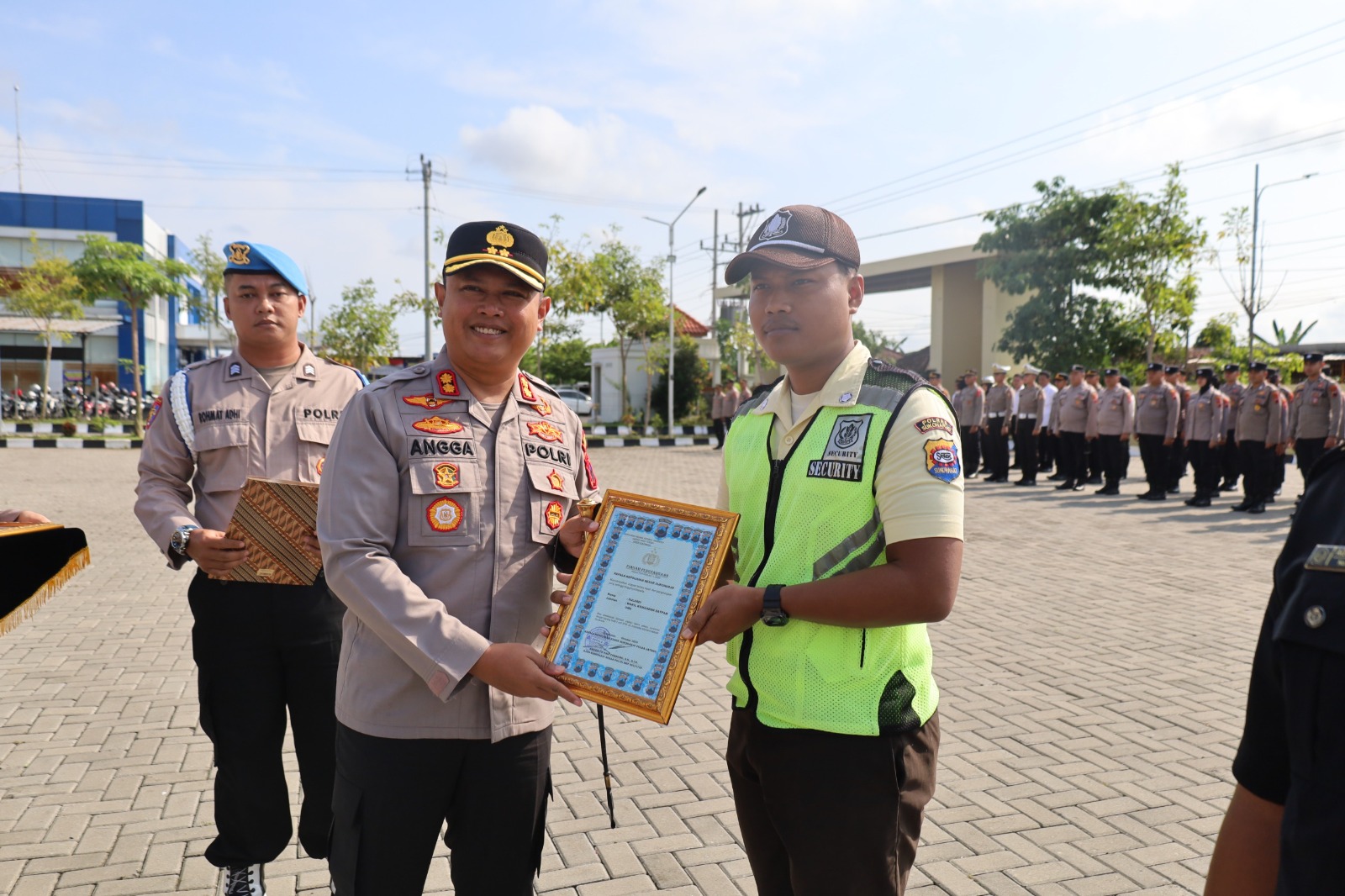 Kapolres Sukoharjo AKBP Anggaito Hadi Prabowo beri penghargaan satpam UMS yang membantu ungkap kasus curanmor, Senin (27/10).