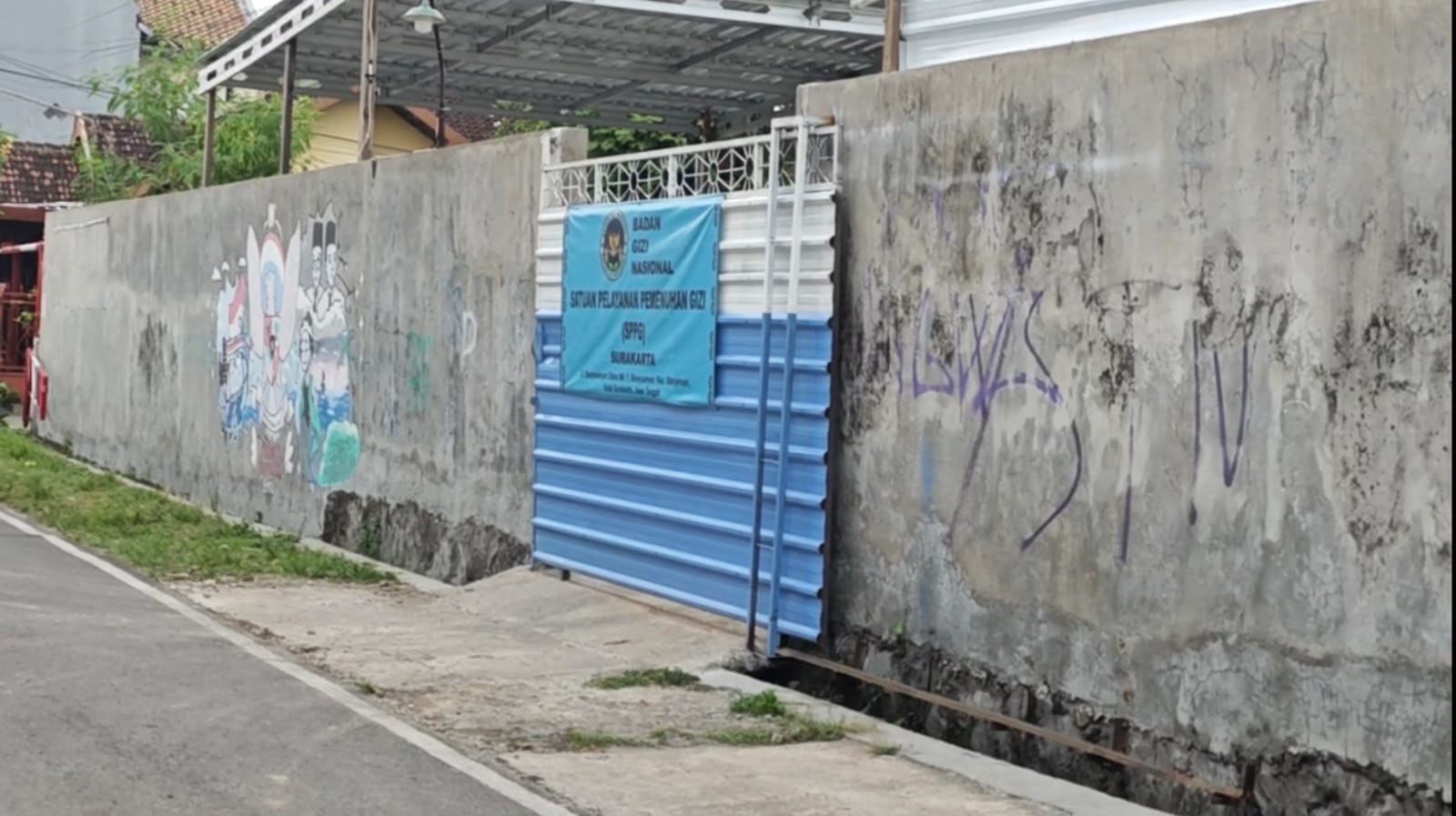 TERTUTUP: Gerbang SPPG Banyuanyar 3 di RT 01 RW 06 Banyuanyar, Banjarsari, Solo, belum lama ini.