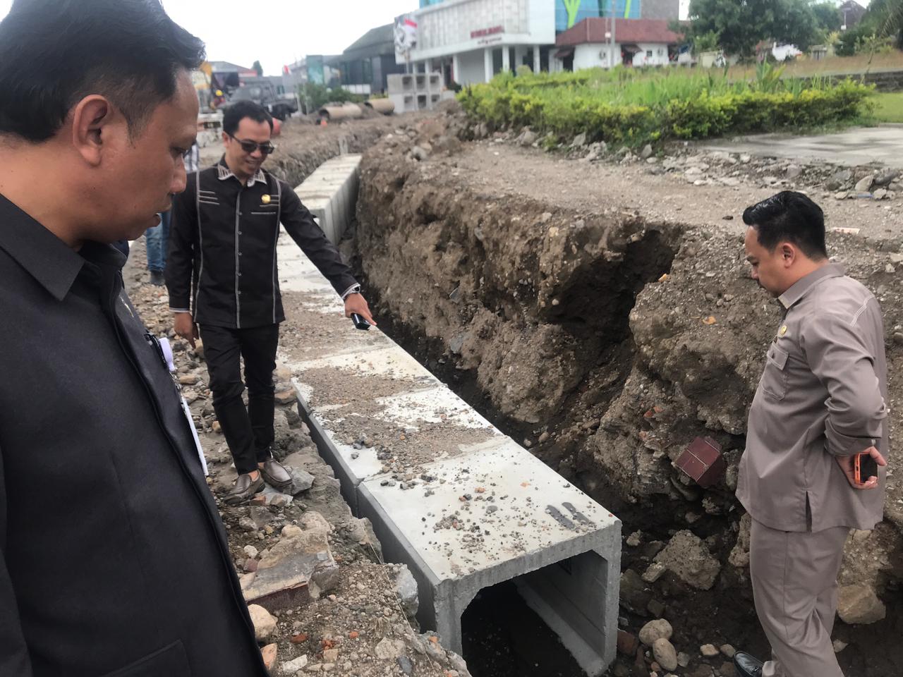 Anggota Komisi III DPRD Boyolali melakukan sidak revitalisasi pedestrian dan pemeliharaan Jalan Pandanaran, Senin (26/10/2025).