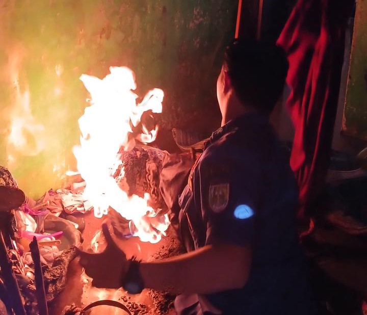 Damkar Boyolali jinakkan api yang berkobar di dapur warga asal Dukuh Surodadi, Kelurahan Siswodipuran, Kecamatan Boyolali, Senin (27/10/2025).