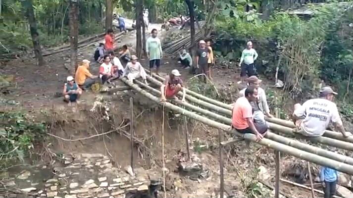 Gotong royong memperbaiki jembatan darurat di Dukuh Pringjowo, Desa Krobokan, Juwangi.