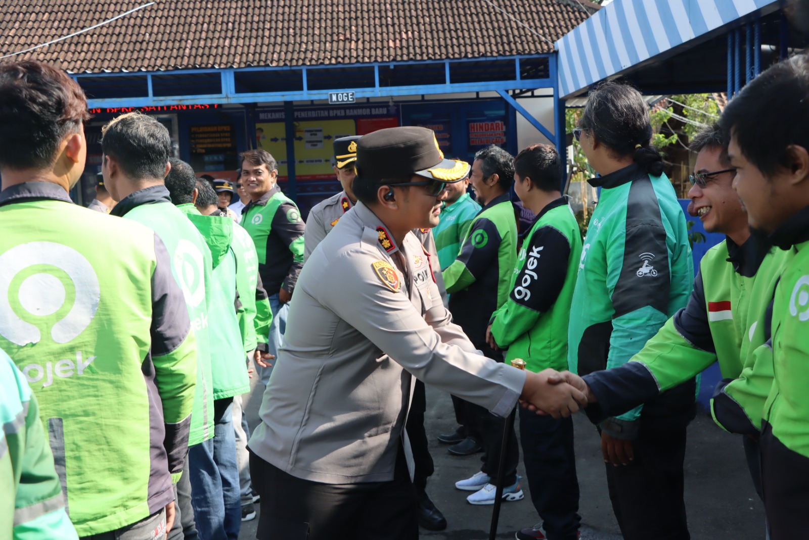 Kapolres Wonogiri AKBP Wahyu Sulistyo hadiri Apel Akbar Kebangsaan bersama serikat pekerja dan ojol kamtibmas di halaman Satlantas Polres Wonogiri, Senin (27/10/2025).