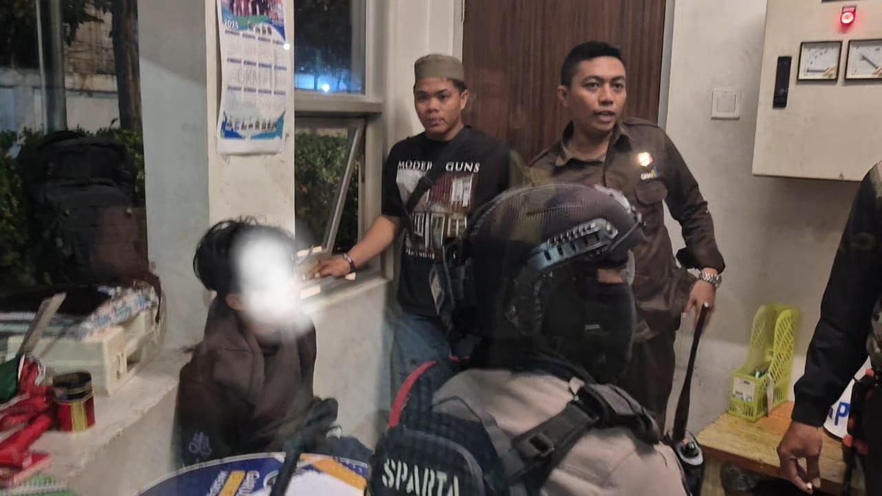 BIKIN RESAH: remaja diamankan Tim Sparta karena membawa senjata tajam.