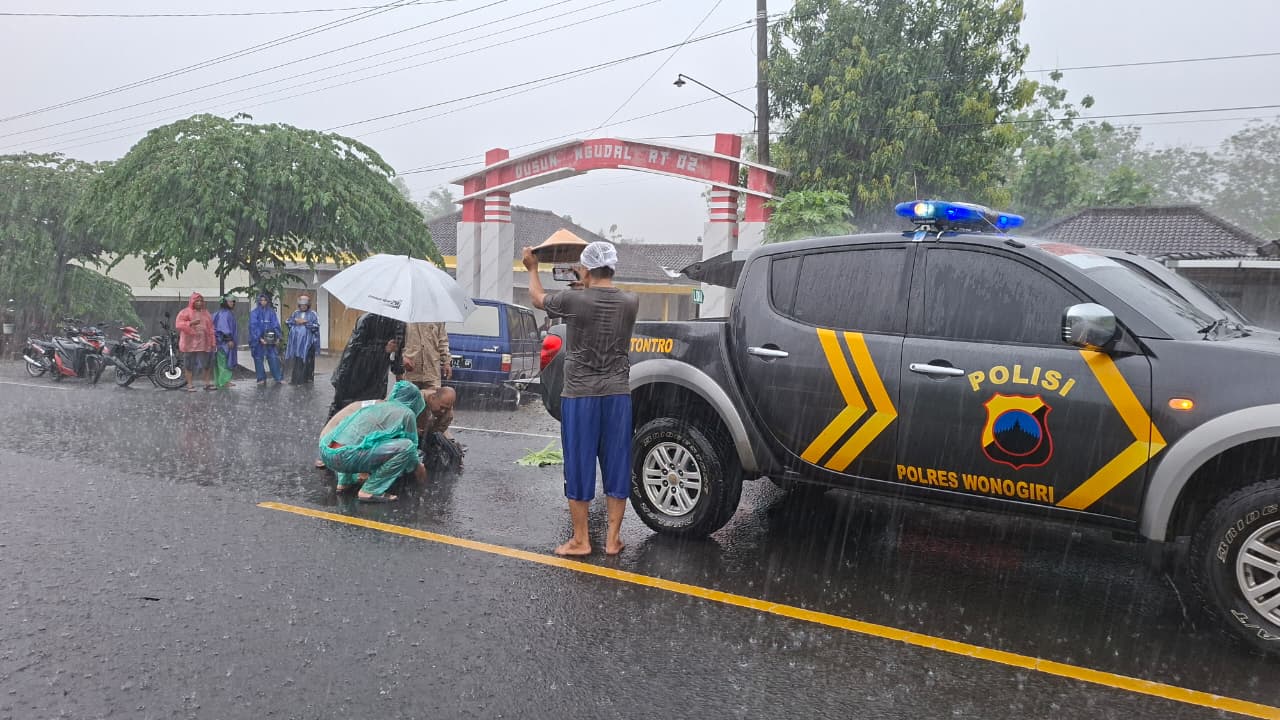 Polisi mengevakuasi korban kecelakaan di Girotontro, Wonogiri saat hujan deras, Selasa (28/10/2025).
